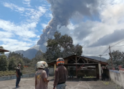 Erupsi Gunung Lewotobi: Warga Diminta Menjauh dari Radius 5 KM