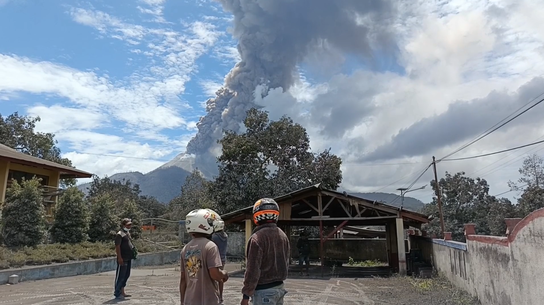 Erupsi Gunung Lewotobi: Warga Diminta Menjauh dari Radius 5 KM