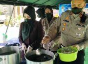 Berbagi Kasih di Bulan Suci, Polwan Cirebon Bagikan 200 Takjil