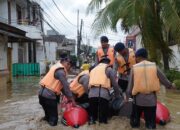 Brimob Sebar Ratusan Anggota ke Titik Banjir Jabodetabek, Evakuasi Anak-Lansia