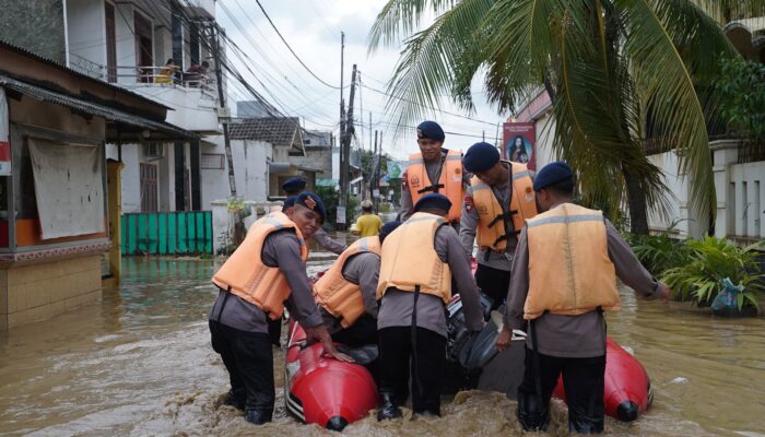 Brimob Sebar Ratusan Anggota ke Titik Banjir Jabodetabek, Evakuasi Anak-Lansia
