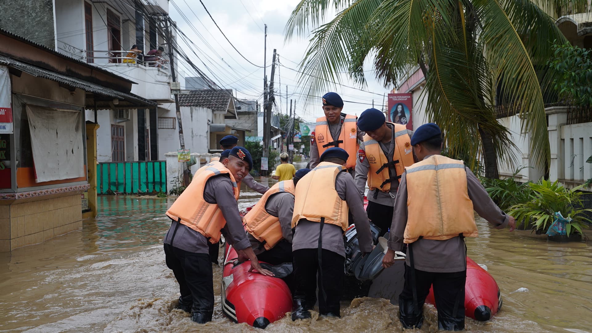 Brimob Sebar Ratusan Anggota ke Titik Banjir Jabodetabek, Evakuasi Anak-Lansia
