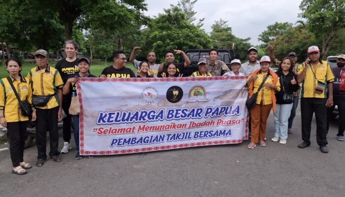 Keluarga Besar Papua Jabodetabek Gelar Pembagian Takjil di Summarecon Bekasi, Perkuat Toleransi dan Kebersamaan di Bulan Ramadan