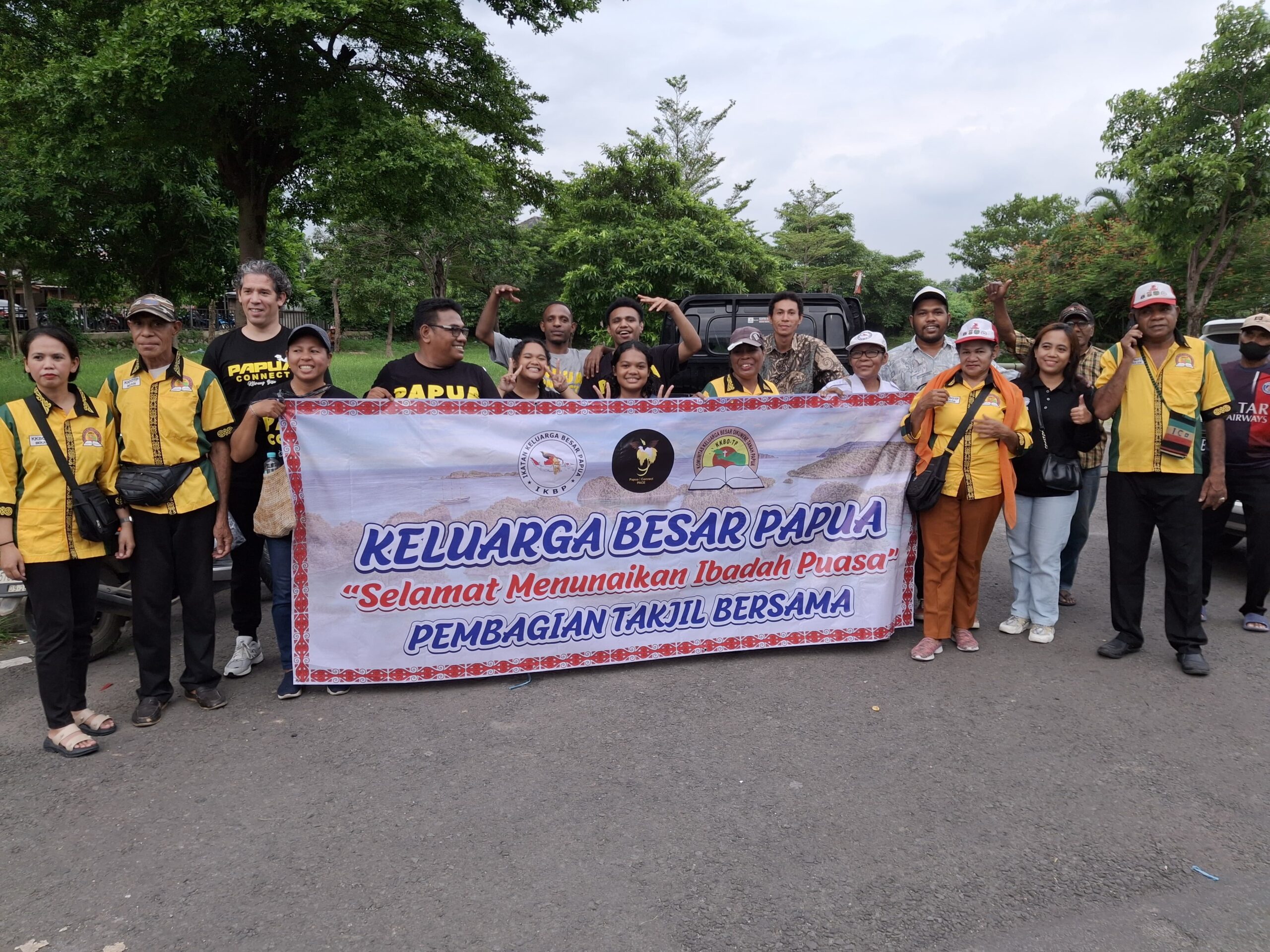 Keluarga Besar Papua Jabodetabek Gelar Pembagian Takjil di Summarecon Bekasi, Perkuat Toleransi dan Kebersamaan di Bulan Ramadan