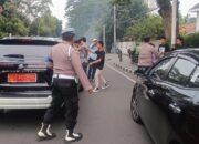 Aksi Mahasiswa UBK Sweeping Kendaraan Dinas TNI di Depan Kantor YLBHI