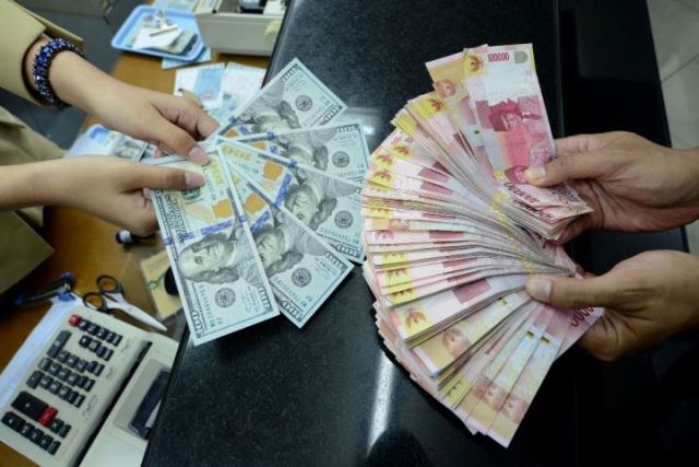 Nilai Tukar Rupiah Terus Melemah, Lebih Parah dari Krismon 1998?
