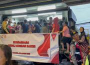 Dirikan Dapur Lapangan, Polri Bagikan 500 Porsi Makanan bagi Korban Banjir Rawajati