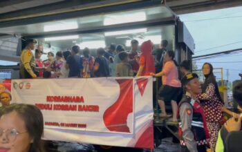 Dirikan Dapur Lapangan, Polri Bagikan 500 Porsi Makanan bagi Korban Banjir Rawajati