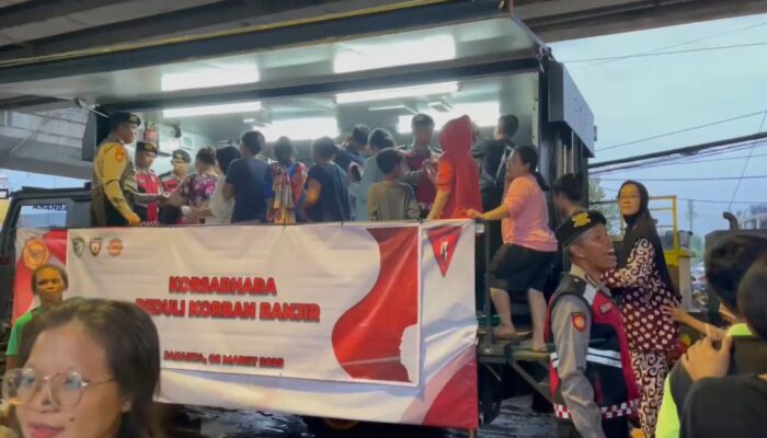 Dirikan Dapur Lapangan, Polri Bagikan 500 Porsi Makanan bagi Korban Banjir Rawajati