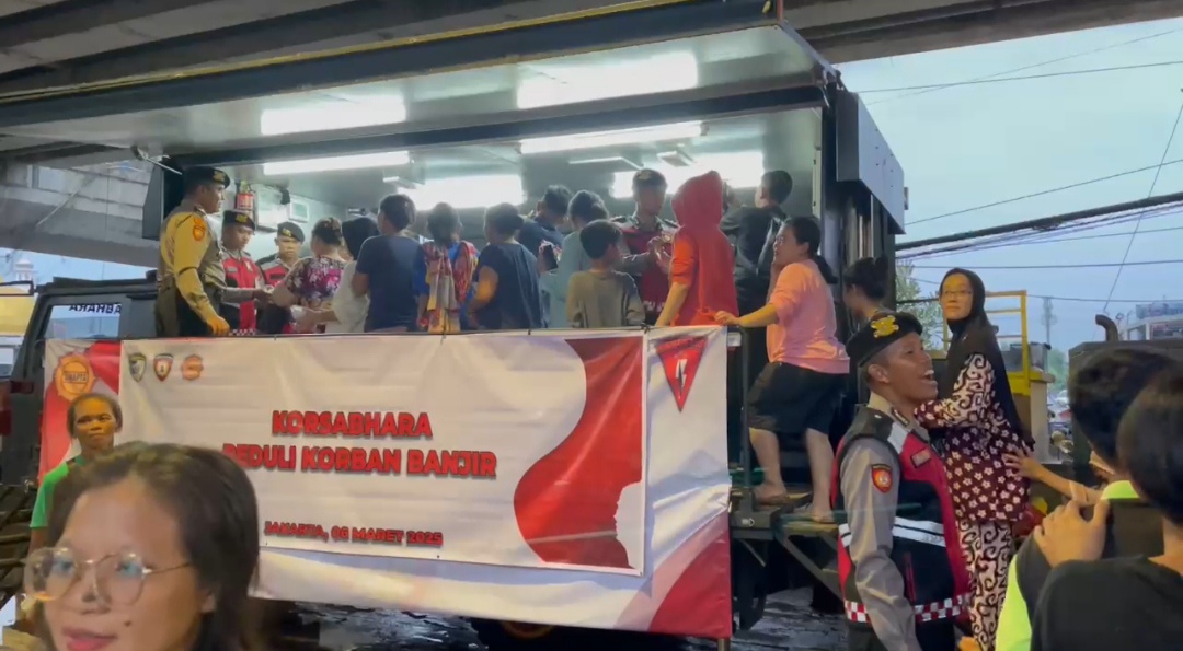 Dirikan Dapur Lapangan, Polri Bagikan 500 Porsi Makanan bagi Korban Banjir Rawajati