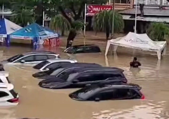 Banjir Besar Hantam Kota Jalanan Macet Total, Bekasi Lumpuh?