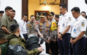 Kapolri Bersalaman dengan Seorang Pemudik di Stasiun Tugu