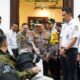 Kapolri Bersalaman dengan Seorang Pemudik di Stasiun Tugu