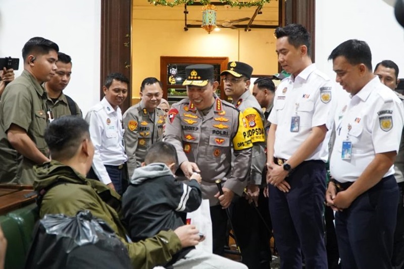 Kapolri Bersalaman dengan Seorang Pemudik di Stasiun Tugu