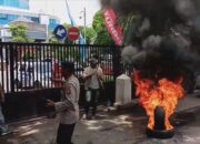 Aksi Bakar Ban Warnai Demo Pertamina di Surabaya