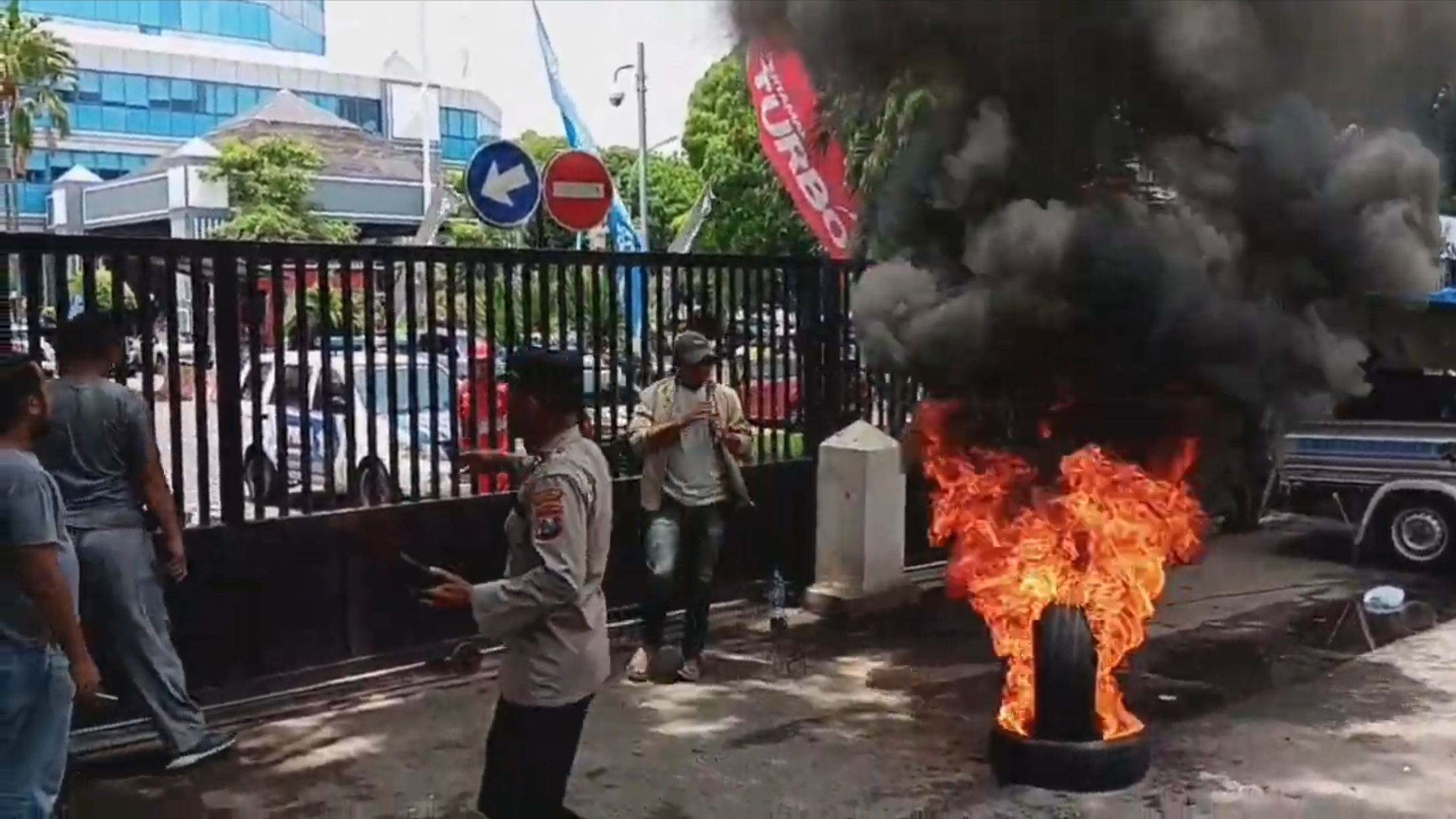 Aksi Bakar Ban Warnai Demo Pertamina di Surabaya
