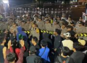 Mahasiswa Blitar Tolak UU TNI, Ricuh di Depan Gedung DPRD