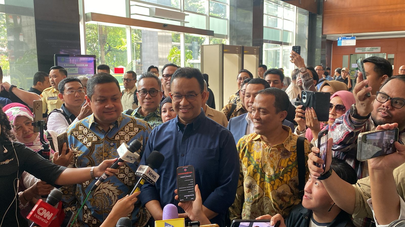 Sidang Perdana Korupsi Tom Lembong Dihadiri Anies