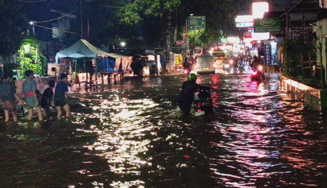 Luapan Kali Cantika Sebabkan Banjir di Pondok Aren, Jalan Raya Terendam