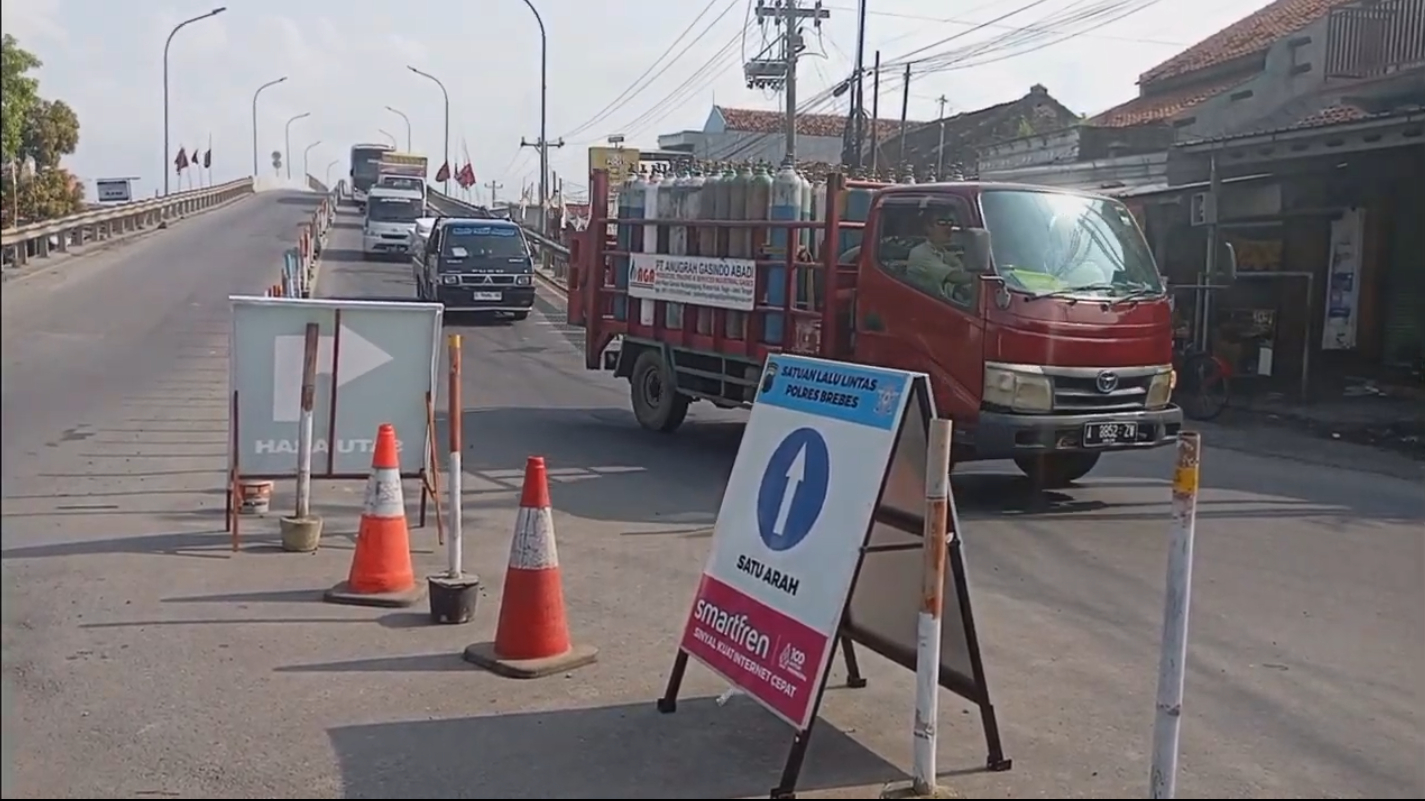 Satlantas Polres Brebes Terapkan Sistem One Way untuk Kelancaran Arus Mudik Satlantas Polres Brebes Terapkan Sistem One Way untuk Kelancaran Arus Mudik