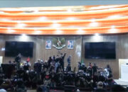 Demo UU TNI Berakhir Ricuh, Massa Duduki Ruang Paripurna DPRD Kota