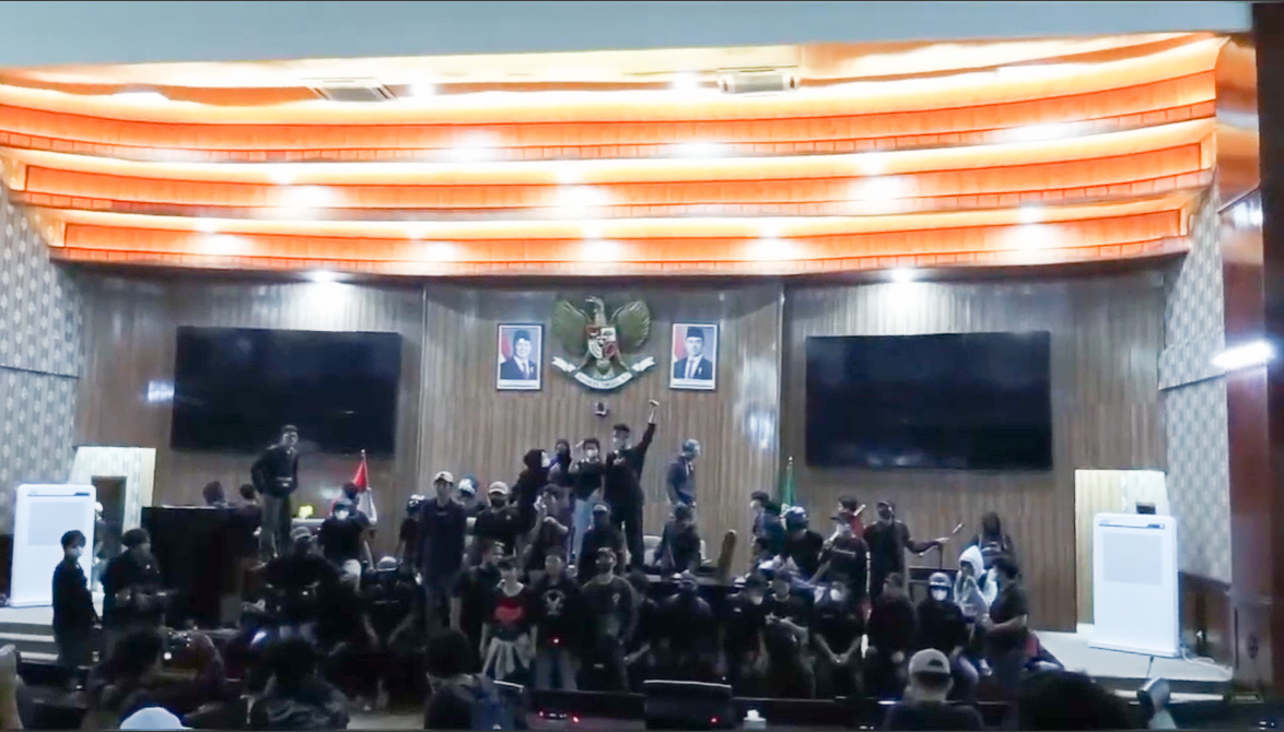 Demo UU TNI Berakhir Ricuh, Massa Duduki Ruang Paripurna DPRD Kota