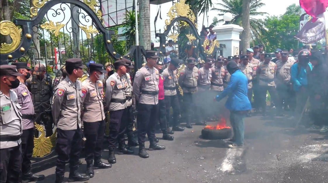 Ratusan Mahasiswa di Lumajang Tolak UU TNI, Unjuk Rasa Berujung Bentrokan Ratusan Mahasiswa Tolak UU TNI, Unjuk Rasa Berujung Bentrokan