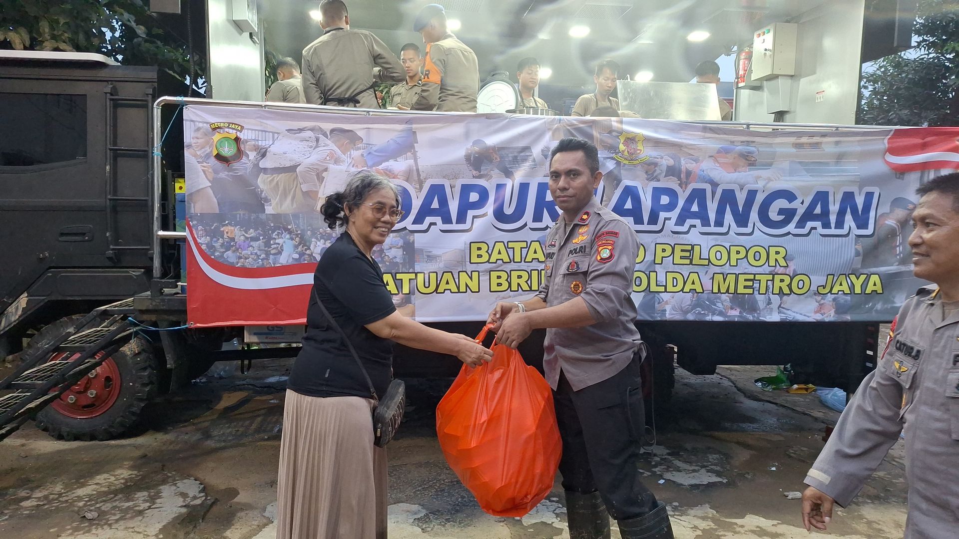Polri Dirikan Dapur Lapangan 24 Jam Penuh bagi Korban Banjir Pondok Gede Permai Bekasi
