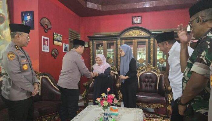 Kapolri Beri Penghargaan Tiket Masuk Polri untuk Putri AKP Anm Lusiyanto