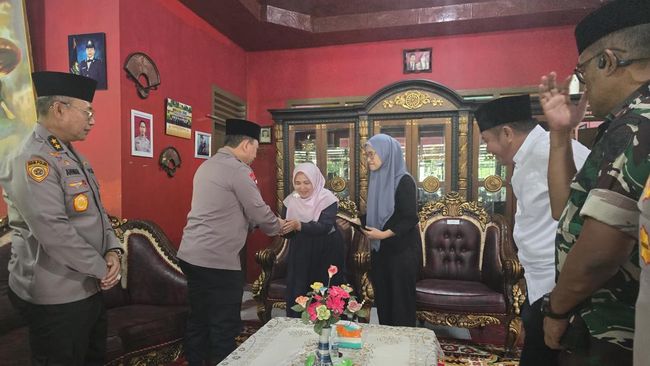 Kapolri Beri Penghargaan Tiket Masuk Polri untuk Putri AKP Anm Lusiyanto