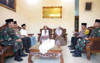 Bikin Haru! Ini Momen Kapolri-Panglima TNI Temui Keluarga Alm Anumerta Ghalib