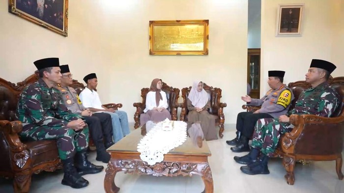 Bikin Haru! Ini Momen Kapolri-Panglima TNI Temui Keluarga Alm Anumerta Ghalib