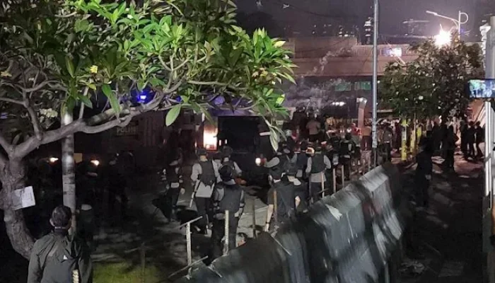Polisi Pukul Mundur Pendemo Tolak UU TNI dari DPR, 15 Menit Sebelum Berbuka