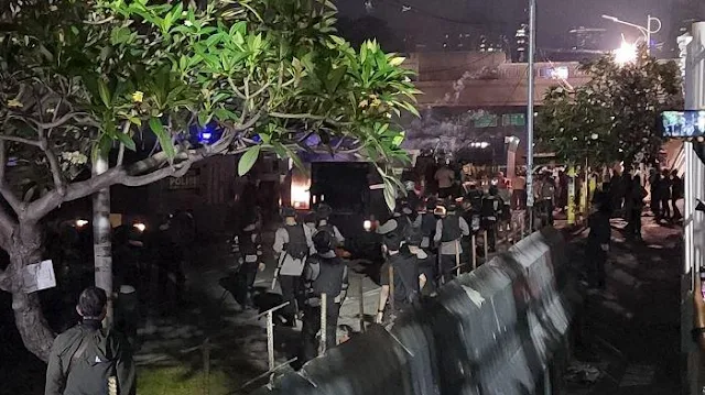 Polisi Pukul Mundur Pendemo Tolak UU TNI dari DPR, 15 Menit Sebelum Berbuka