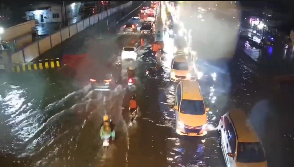 Banjir Rob Lumpuhkan Arus Mudik di Jalur Pantura Demak