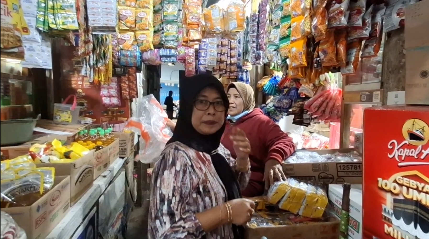 Emak-Emak di Jember Berburu Minyak Curah, Takaran Lebih Sesuai Jadi Alasan