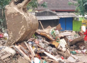 Satu Pekan Pasca Banjir Besar, Warga Pondok Gede Permai Masih Berjuang Pulihkan Kehidupan