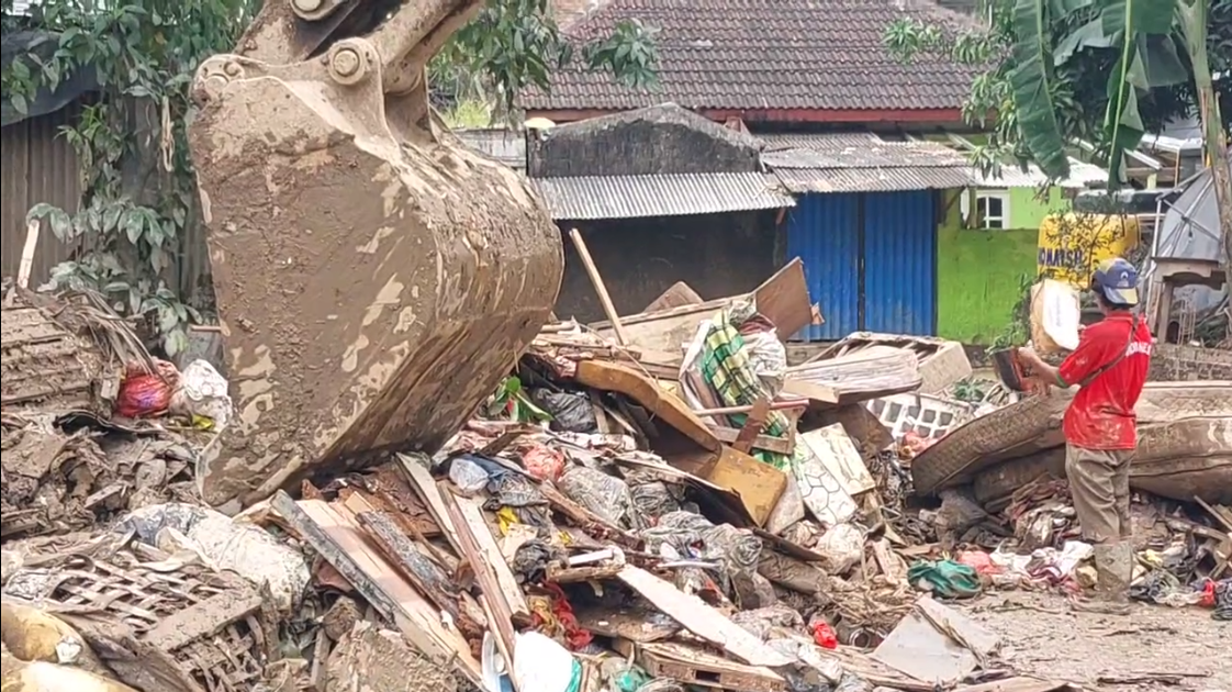 Satu Pekan Pasca Banjir Besar, Warga Pondok Gede Permai Masih Berjuang Pulihkan Kehidupan