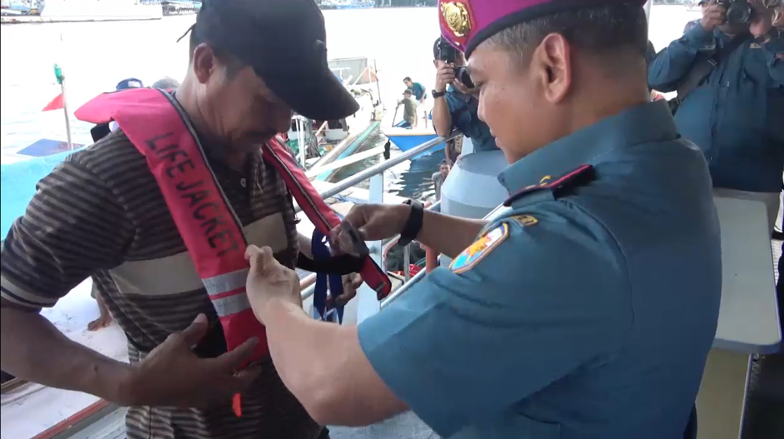 Jalur Mudik : TNI AL Perketat Keamanan Jalur Laut Lewat Edukasi di Tengah Laut Kanan : Brigjen TNI (Mar) Wahyudi, Komandan Lantamal VI Makassar
