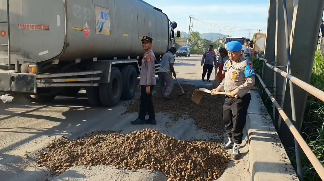 Cegah Kecelakaan Jelang Mudik Lebaran, Polsek Bojonegara dan Warga Perbaiki Jalan Berlubang