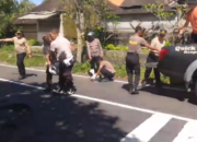Antisipasi Kecelakaan, Polisi Tambal Jalan Rusak Jelang Mudik