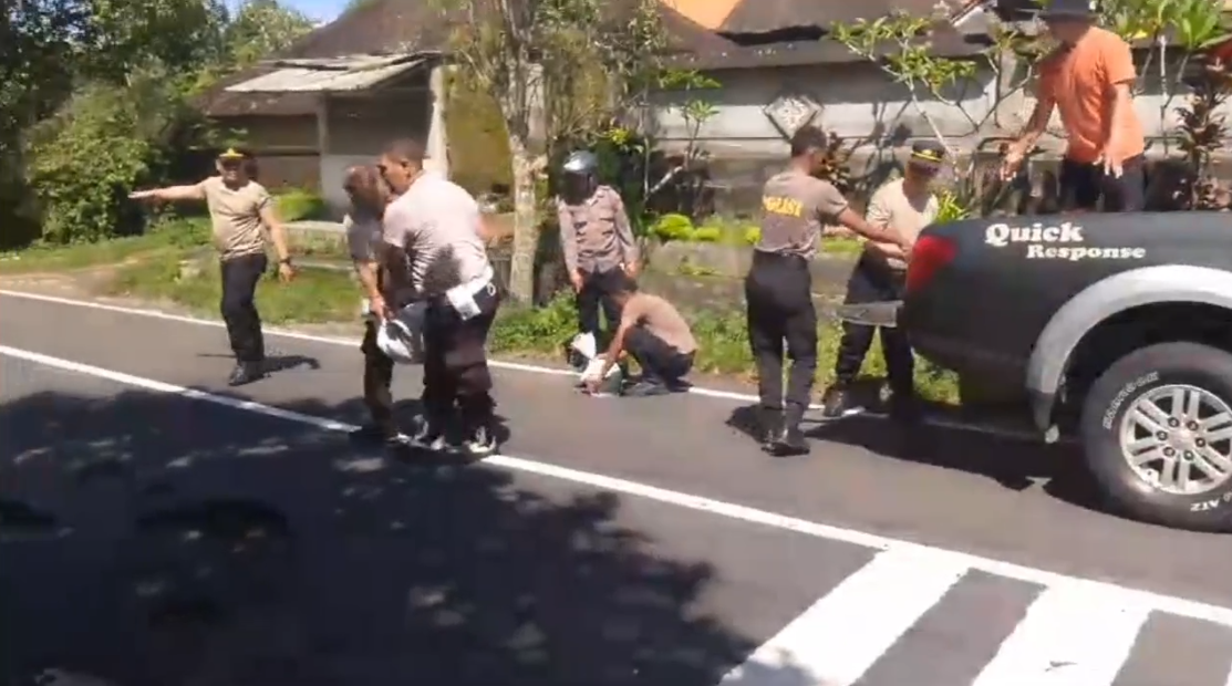Antisipasi Kecelakaan, Polisi Tambal Jalan Rusak Jelang Mudik