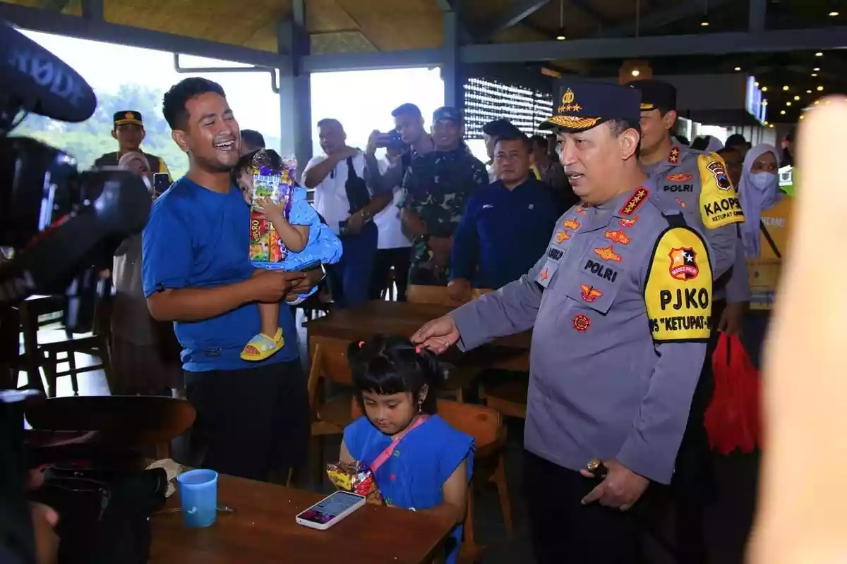 Ajudannya Pukul Jurnalis di Semarang, Kapolri Minta Maaf & Janji Telusuri Pelaku