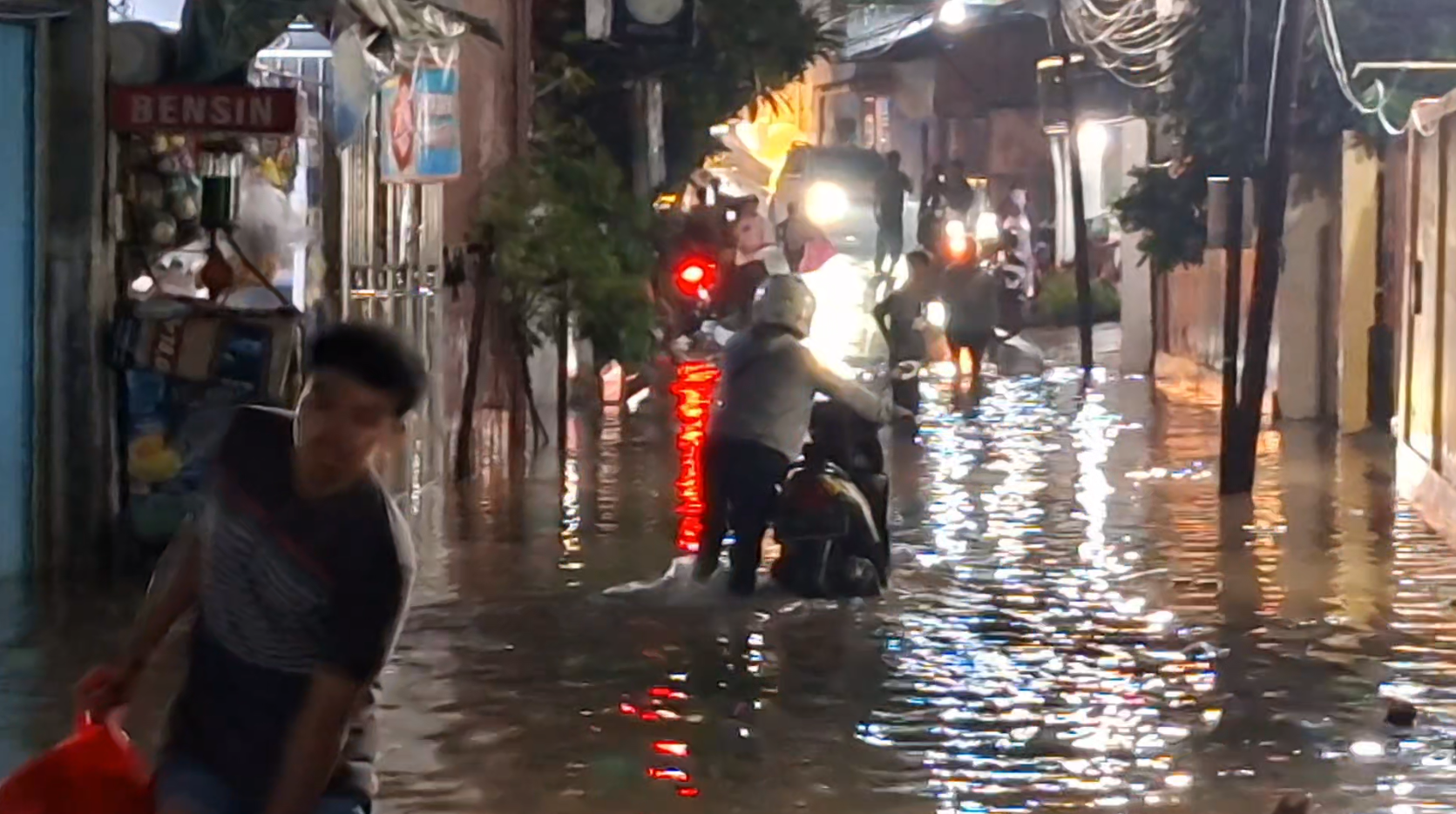 Hujan Deras dan Sampah, Penyebab Utama Banjir Depok di Belasan Titik