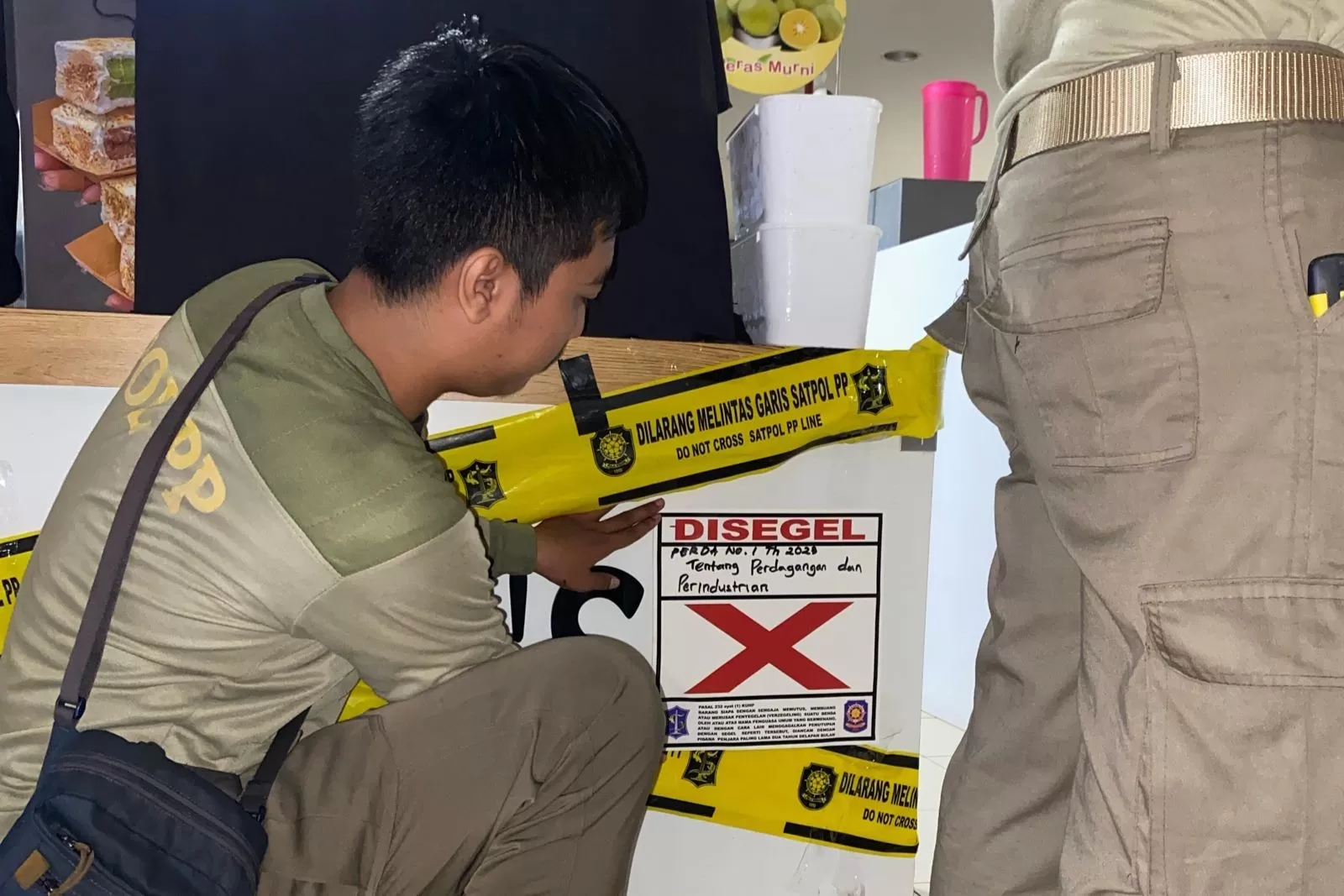 Videonya Viral, Stan Es Krim Beralkohol di Surabaya Barat Disegel Satpol PP