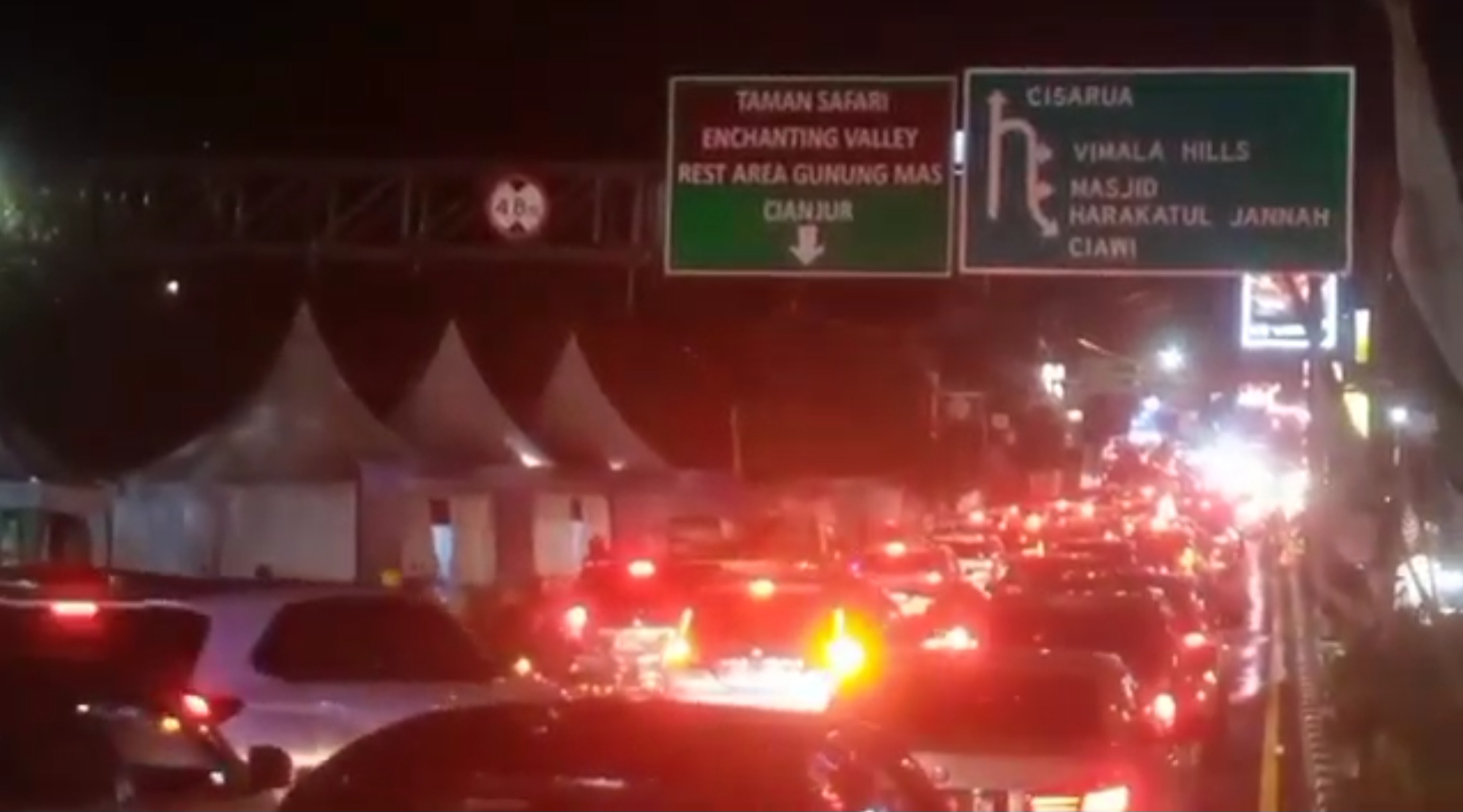 Rekayasa Lalu Lintas: Strategi Polisi Hadapi Lonjakan Kendaraan di Kawasan Puncak