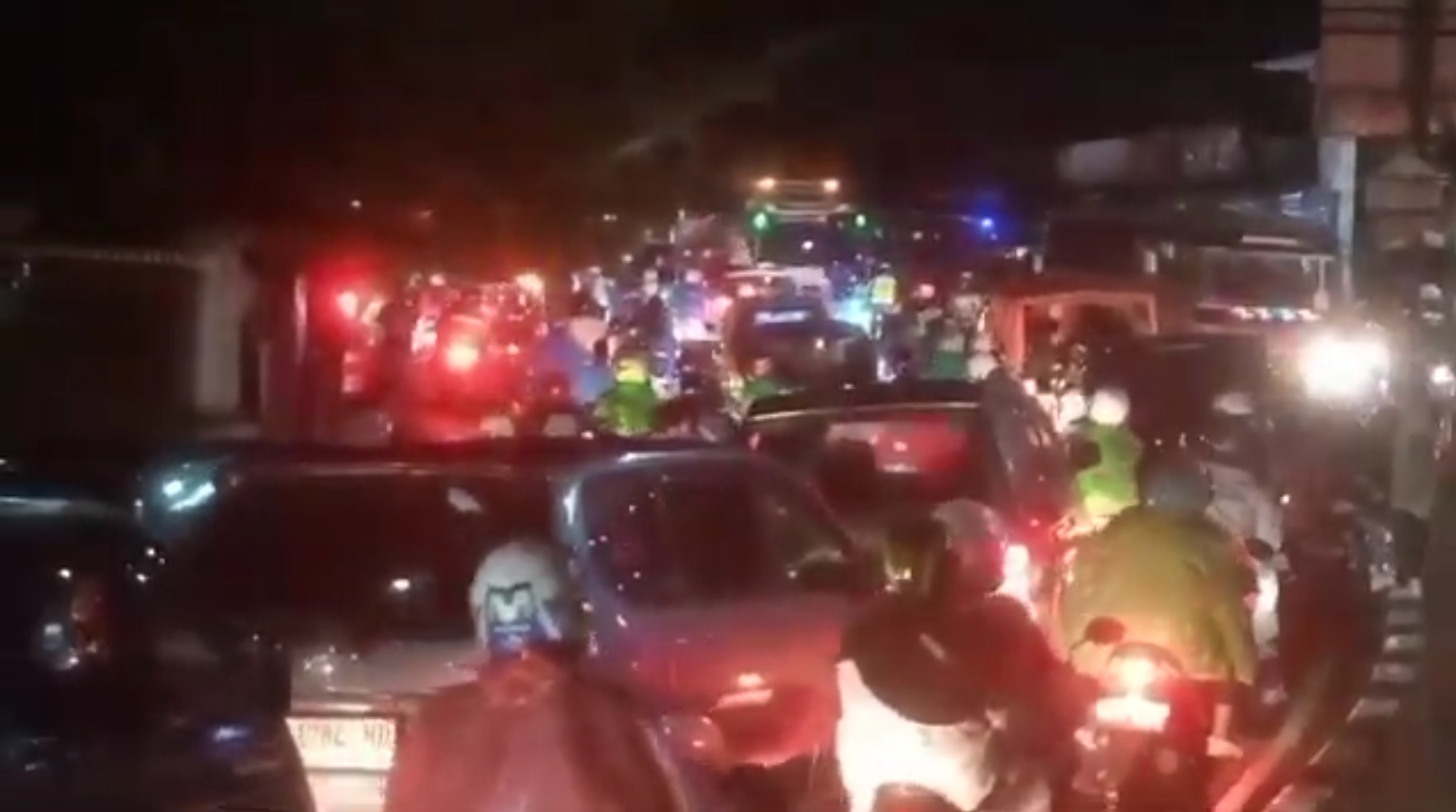 Rekayasa Lalu Lintas: Strategi Polisi Hadapi Lonjakan Kendaraan di Kawasan Puncak