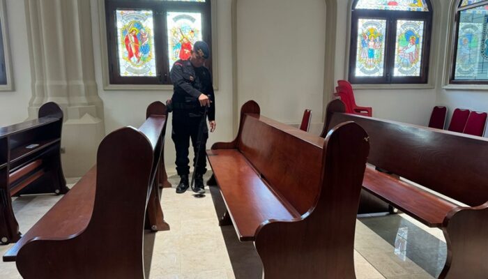 Brimob Jaga Ketat Gereja di Makassar Jelang Misa Jumat Agung