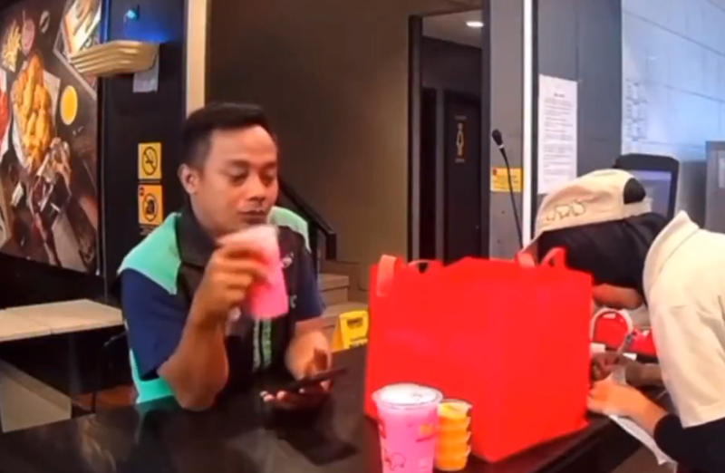 Driver Ojol Mencuri Softdrink di Richeese Factory