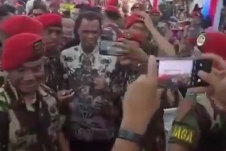 Polemik Viral Swafoto Anggota Kopassus Dengan Hercules